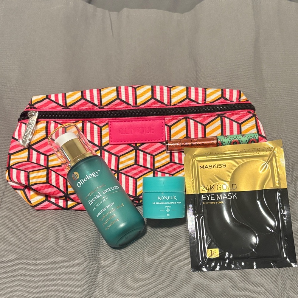 New Clinique Makeup Bag With Oliology Hydrating Facial Serum + Extras